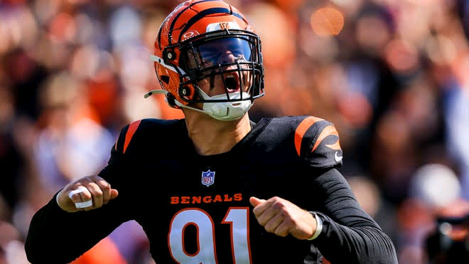 BREAKING NEWS: CHICAGO BEARS confirm the signing Cincinnati Bengals defensive end Trey Hendrickson in a blockbuster deal worth $80.5 million signing a three  year contract see more